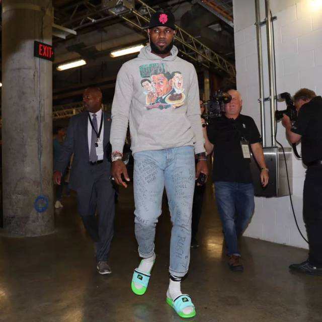 通过AR导 通过AR导